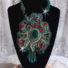 Collana con drago ricamato con un cabochon e scaglie di Malachite naturale, una bella gradazione di verde smeraldo con queste perline colorate.